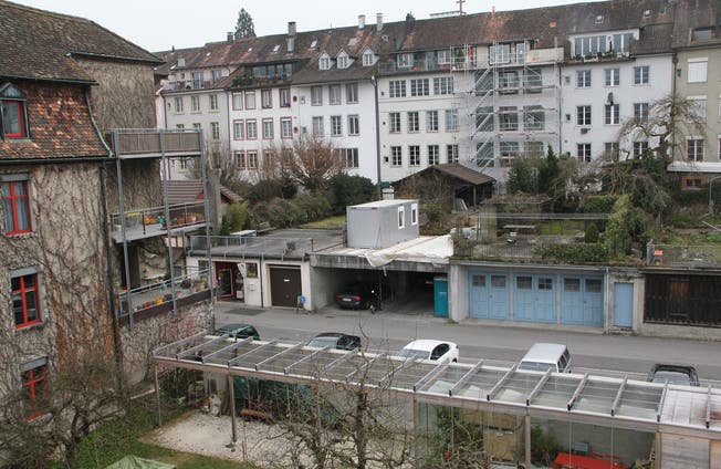 Das Quartier wird Theaterbühne für Szenart: Links die ehemalige Täfelifabrik, hinten die historische Wohnzeile der Laurenzenvorstadt. hhs