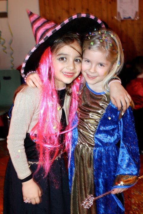 Hexe Aurora und Zauberin Noelia (beide 6) haben ihre Kostüme getauscht.