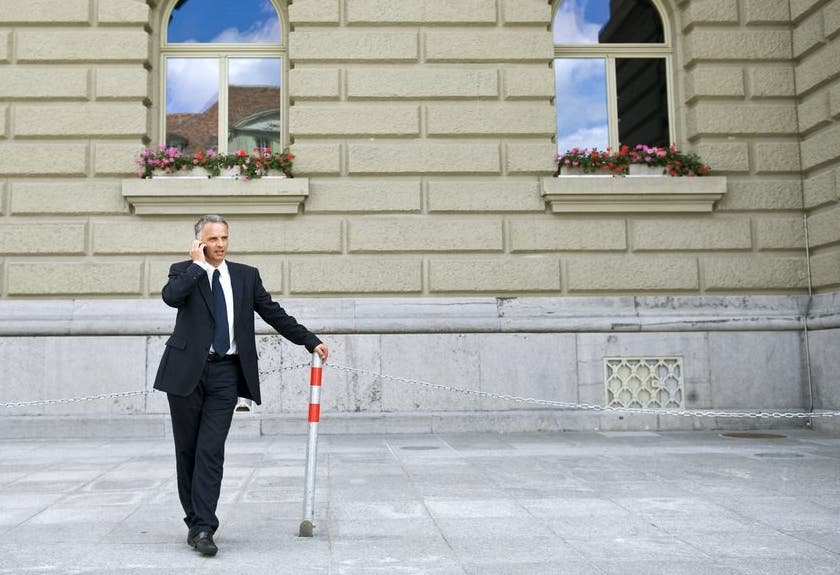 Didier Burkhalter vor dem Bundeshaus am Telefon.