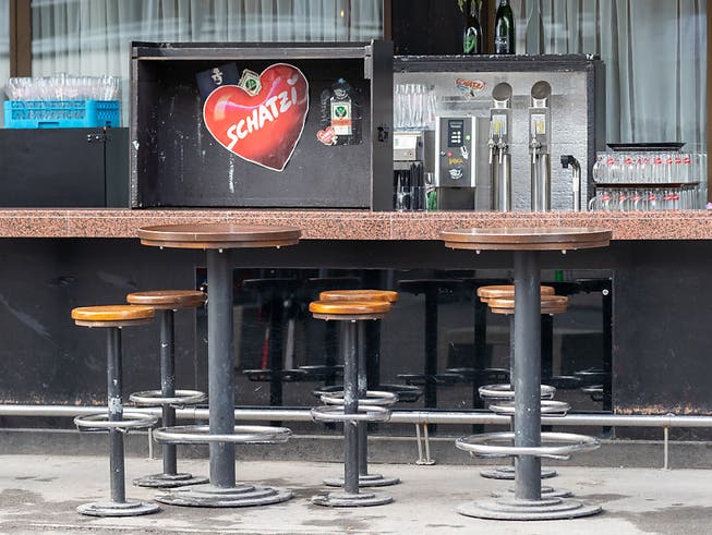 ARCHIV - Eine leere Bar. Zu den folgenschweren Ereignissen in der Corona-Krise in Ischgl ermitteln die Behörden in Österreich gegen vier Beschuldigte. Foto: Jakob Gruber/APA/dpa