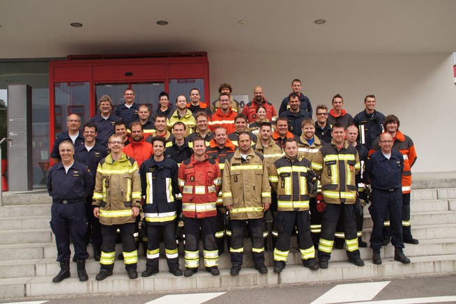Die 31 neuen Feuerwehroffiziere des Kantons Solothurn und ihre Klassenlehrer (links und rechts aussen).