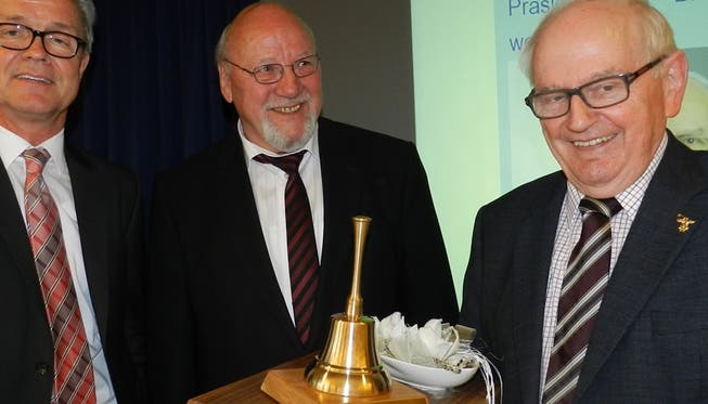 Direktor Thomas Peterhans und der neue Vereinspräsident Rudolf Krauer mit seinem Vorgänger Werner Huber (von links). BA