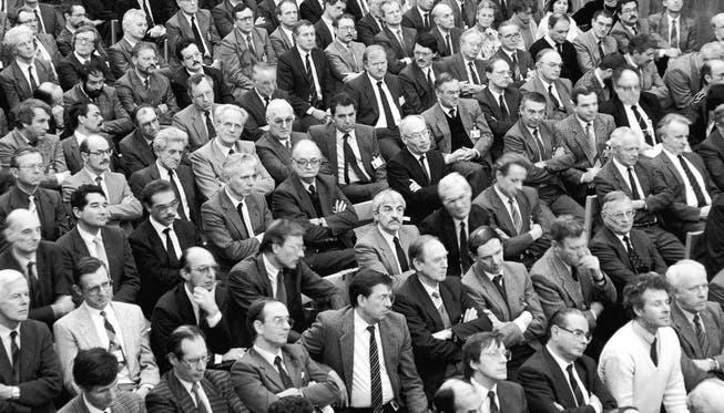 Historischer Augenblick: Am 10. August 1987 erfahren die BBC-Kaderleute im Martinsbergsaal in Baden von der geplanten Fusion mit dem schwedischen Energiekonzern Asea. ABB Archiv