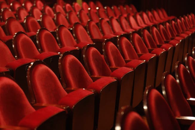 Die 150 jetztigen Sessel des Stadttheaters sind zu haben – sie werden verkauft.