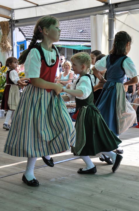 Zwei Mädchen der Tanzgruppe Buechibärg