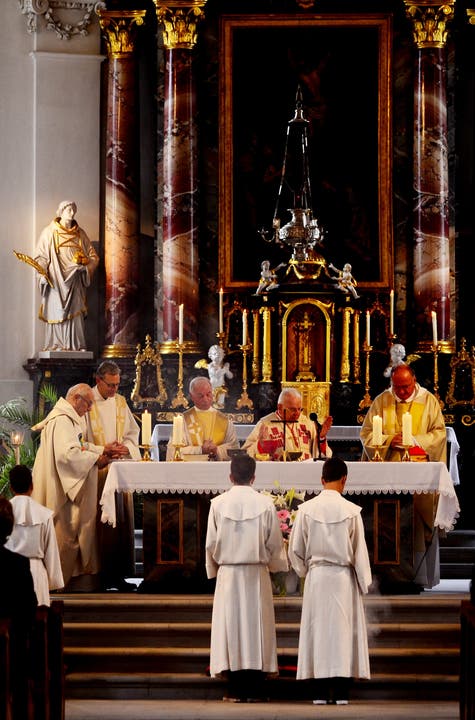 Seelsorger Don Silvano (l.) nimmt während des Gottesdienstes an der Zeremonie mit den Bischöfen und dem Kardinal teil.