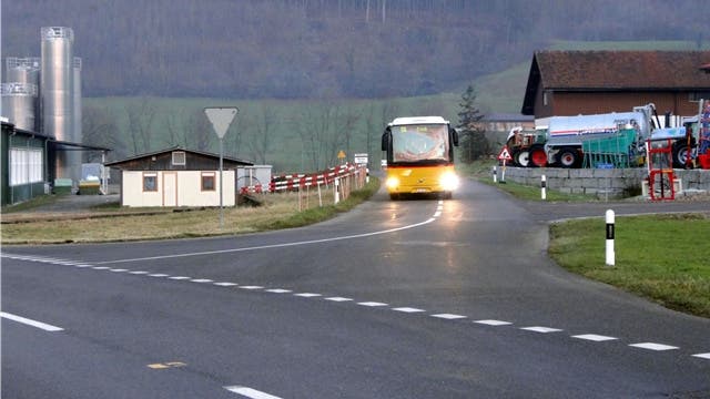 Hier fährt das Postauto vom Benkental her auf der Wölflinswilerstrasse, die Wittnau vom Kanton nicht übernehmen will, in Richtung Dorf. – Foto: chr