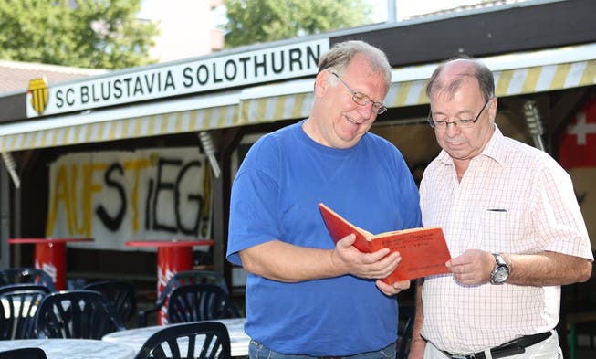 Vereinsarchivar und Coach Thomas Wälti (l.) sowie Präsident Peter Hauser am Schwelgen in Erinnerungen.