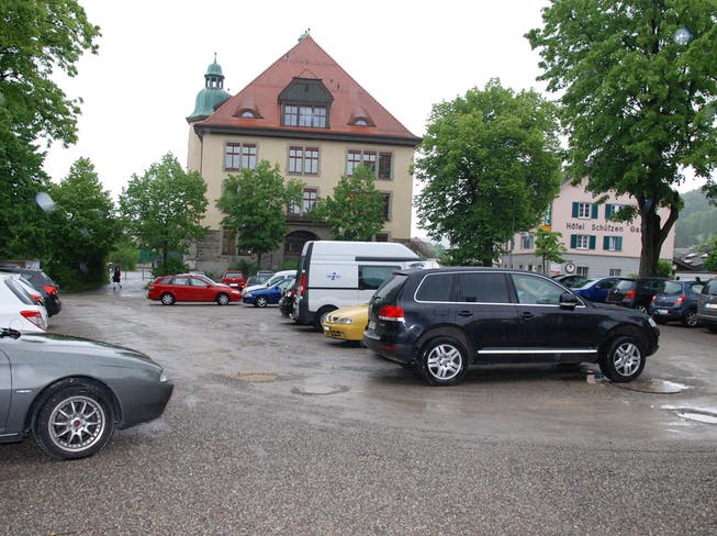 Unter dem heutigen Parkplatz beim Schulhaus Burgmatt könnte ein Parkhaus mit rund 100 Plätzen entstehen. sh