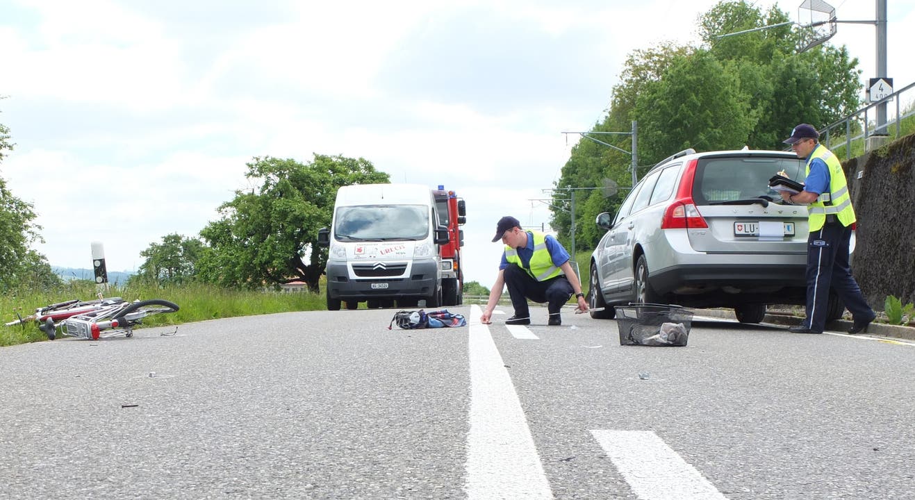Die Polizei untersucht die Unfallstelle auf der Seetalstrasse zwischen Boniswil und Birrwil.