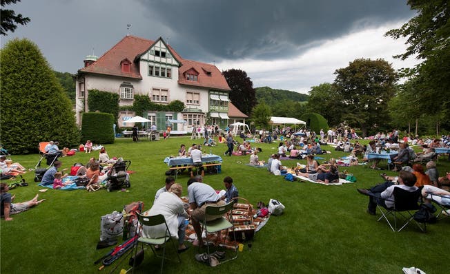 Sommer-Picknick im Juni 2012 im lauschigen Park der Villa Langmatt, doch im Hintegrund drohten dunkle Wolken. Alex Spichale