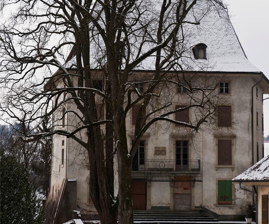 Schloss Rued Schlossrued, Entstehung: 1792 bis 1796, Besitzer: Erowa AG, Büron (seit 2006), Nutzung: Pläne für Kurs- und Begegnungszentrum bestehen, bisher nur Massnahmen, um den weiteren Zerfall zu verhindern.