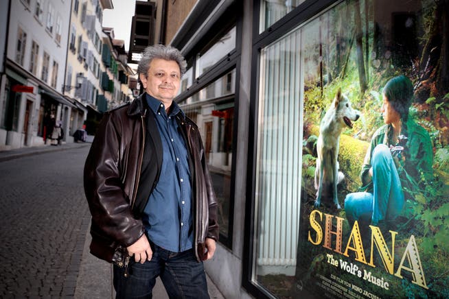 Nino Jacusso vor dem Plakat seines neuen Films «Shana – The Wolf’s music»