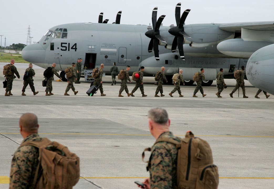 US-Marines vor dem Abflug von der japanischen Insel Okinawa auf die Philippinen.