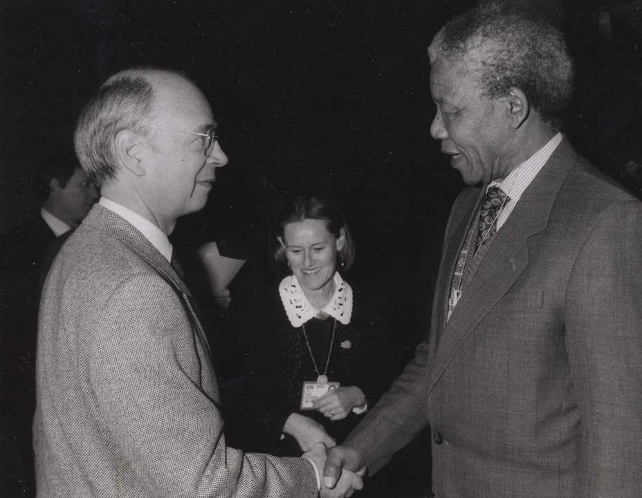 Klaus Schwab begrüsst Nelson Mandela am WEF 1992