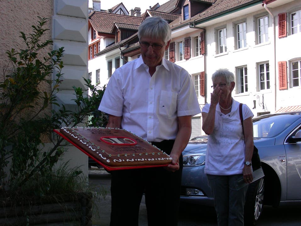 Ernst Pelloli mit dem Diektierlebkuchen daneben seine Frau Ursula