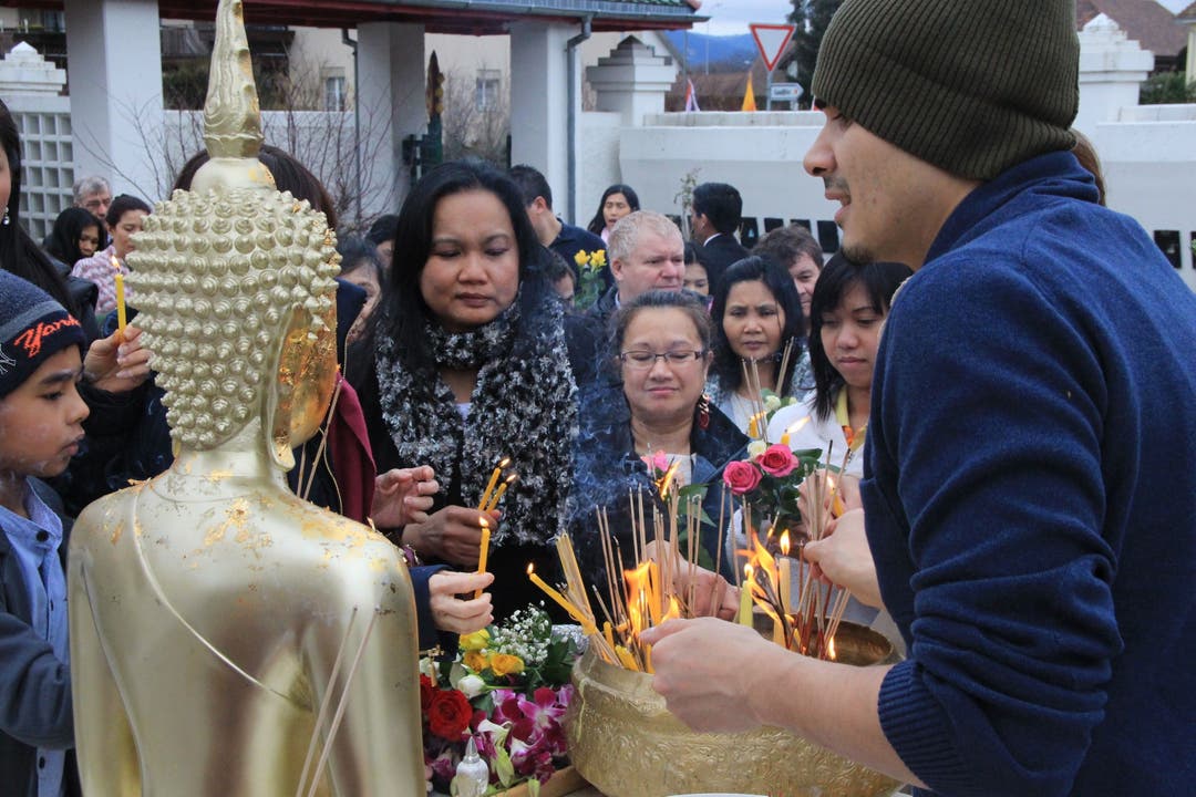 Zum Schluss der Veranstaltung erfolgt die dreimalige Tempelumrundung mit Kerzen, Blumen und Räucherstäbchen