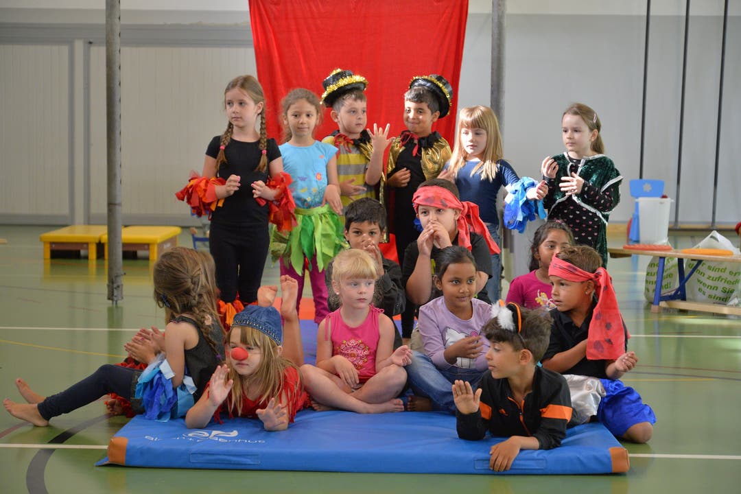 Die Kindergärteler des Kindergartens Bdenrain West singen das Zirkuslied