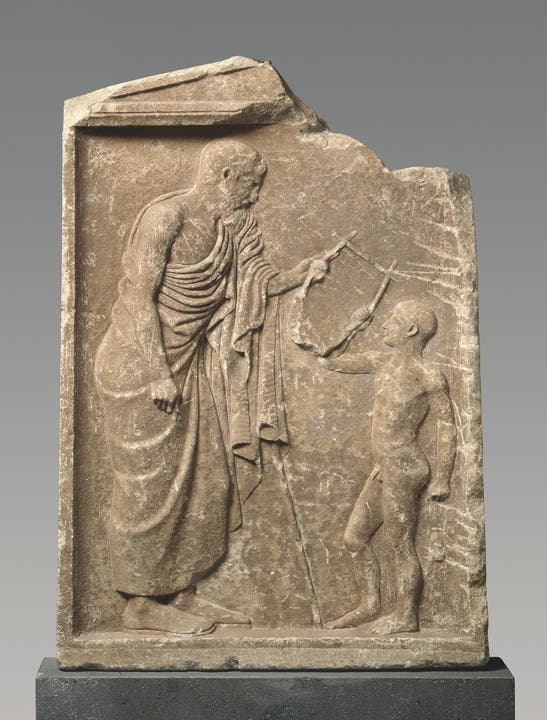 Ein ehrwürdiger Mann übergibt einem Knaben sein Musikinstrument und gibt seine Kunst weiter. Grabrelief aus Böotien (Mittelg riechenland); Marmor; um 440 v. Chr.