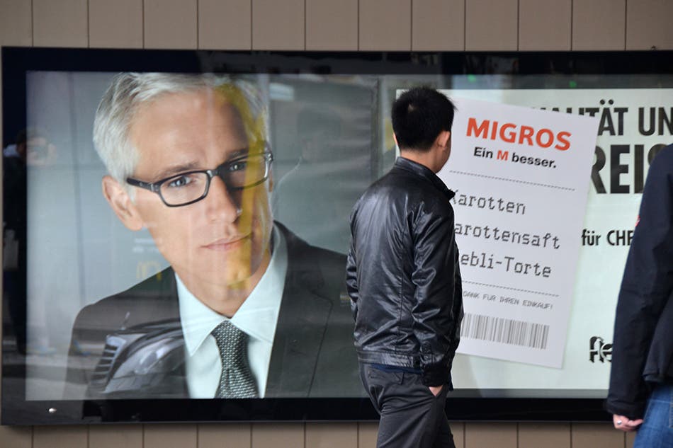 Auch die grossen greifen auf die illegale Reklame zurück: Die Migros überklebte Plakate anderer