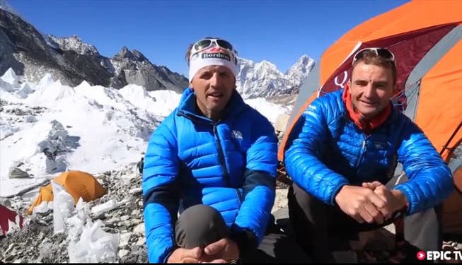 Ueli Steck,hier zusammen mit Simone Moro, bricht Everest-Expediton frühzeitig ab.