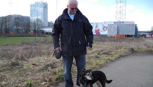 Hundehalter Rocco Ricci mit Hündin Bella an der Industriestrasse in Spreitenbach.