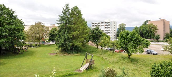 Blick vom Chilemattweg aus auf das Planungsgebiet, wo die Genossenschaft LEBENsuhr 56 Wohnungen bauen will. Toni Widmer