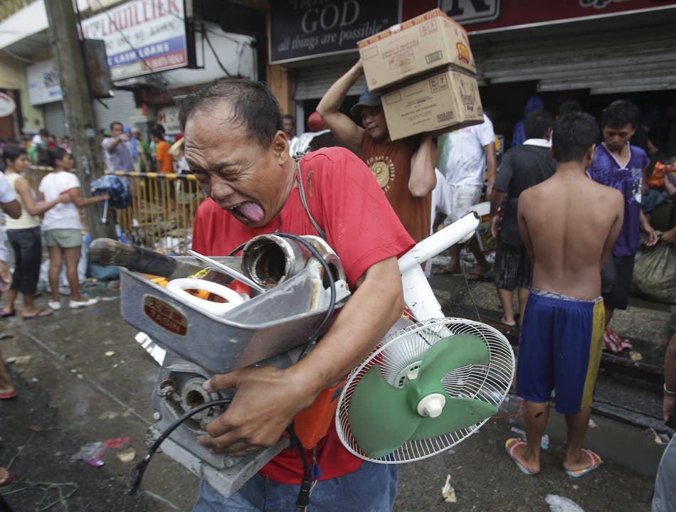 Ein Betroffener erhält Haushaltgeräte von einem Markt in Tacloban City.
