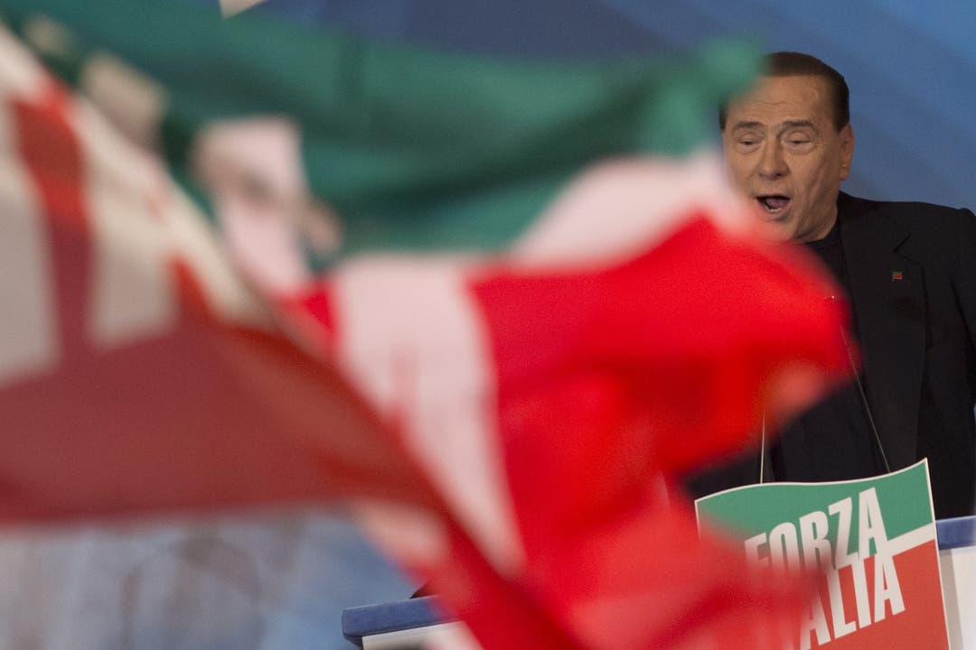 Mehrere tausend Berlusconi-Getreue kamen nach Rom um ihren Führer zu unterstützen.