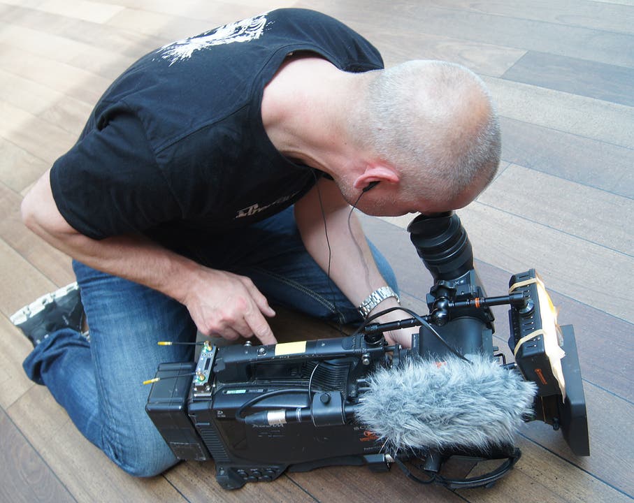 Kameramann Sascha begutachtet die Aufnahmen