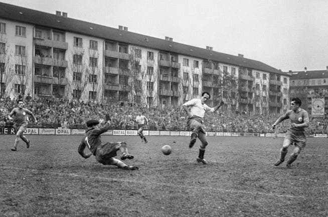 Damals durfte freier berichtet werden: Testspiel von 1956 im Landhof, Schweiz gegen Karlsruhe.