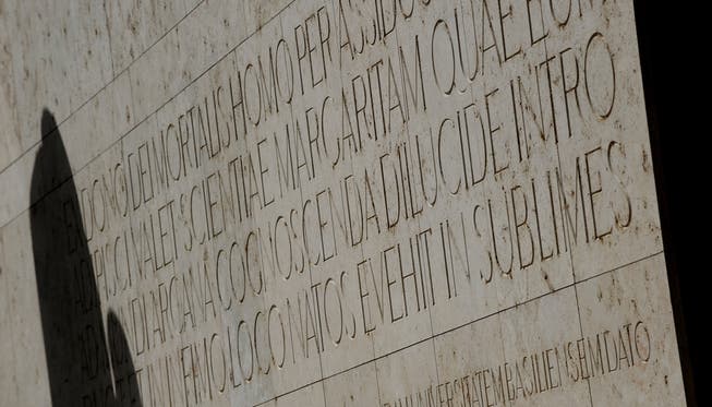 Lateinische Inschrift am Basler Kollegiengebäude: Die Unis haben den Niedergang mitzuverantworten.
