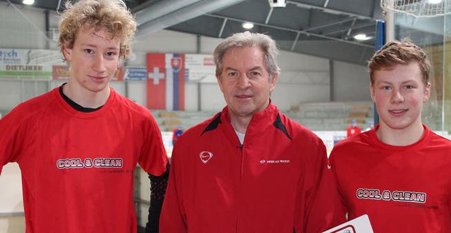 Colin Gerber aus Burgdorf, U16-Natitrainer Alfred Bohren und Yannick Lerch aus Wynigen (von links). fkl