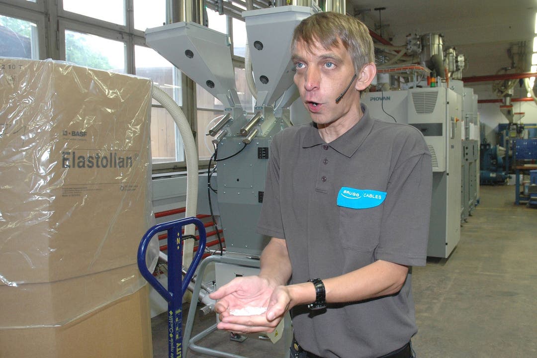 Produktionsleiter Rolf Reichert mit dem Kunststoff-Granulat, das bei der Belt-Herstellung verwendet wird