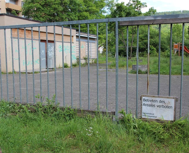 Seit 2011 ist das Betreten des Kindergartens und des dazugehörigen Spielplatzes verboten. Jérôme Jacky