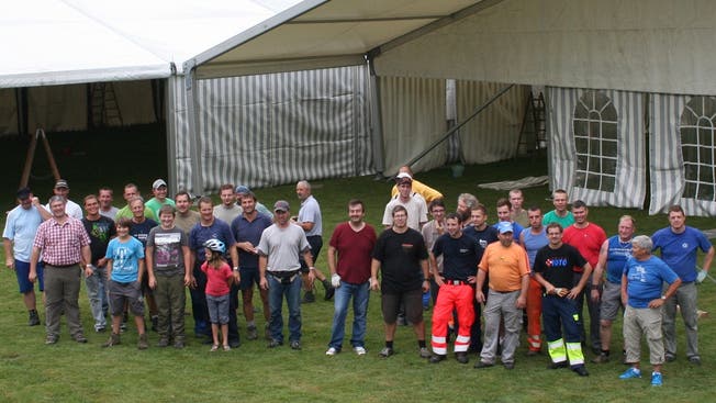 Unter der Leitung von Bauchef Christoph Kohler (Zweiter von links) sind 40 freiwillige Helfer beim Aufbau der ersten Zelte beschäftigt.