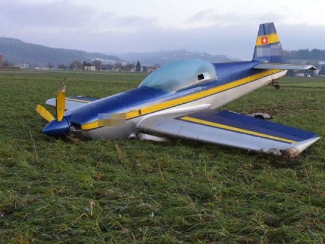 Kleinflugzeug muss auf Feld bei Holziken notlanden