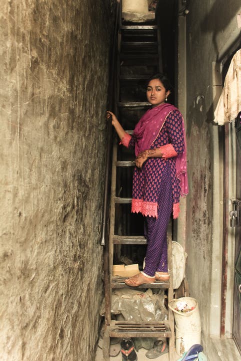 Die Differenz zwischen Herstellungskosten und Verkaufspreis sind in Bangladesch ein Geheimnis. Menschen wie die 17-jährige Textilarbeiterin Nabiha haben danach nicht zu fragen.