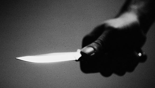 Der Täter verlangte vom seinem Opfer Geld und verletzte ihn bei einem Handgemenge mit einem Messer. (Symbolbild)