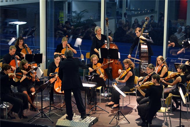 Engagiert: Das Wettinger Stella Maris Orchestra mit seinem Dirigenten Cristoforo Spagnuolo. Vera Frey