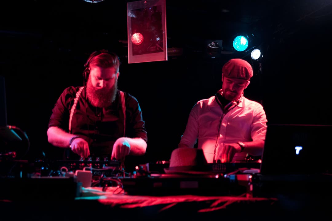 Die beiden DJs kombinieren elektronische Beats mit Swing Melodien