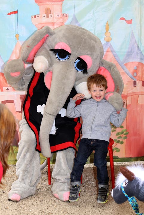 Die Kinder mögen den kuscheligen Elefanten