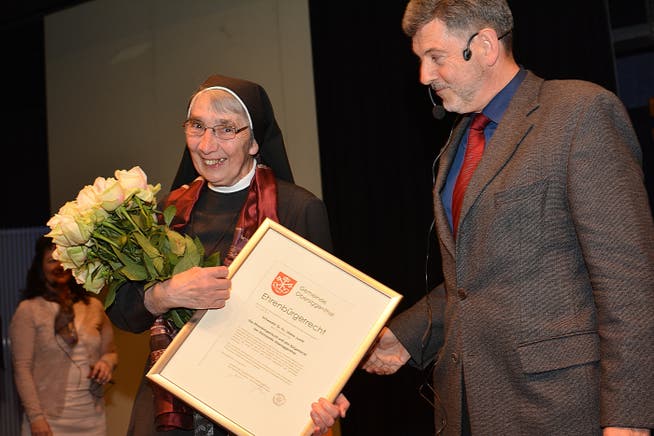 Schwester Liliane erhielt vom Obersiggenthaler Gemeindeamman Dieter Martin als erste Person überhaupt die Ehrenbürgerschaft von Obersiggenthal