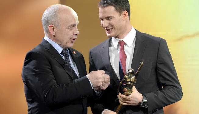 Bundesrat Ueli Maurer gratuliert Dario Cologna zur Auszeichnung Sportler des Jahres 2013.