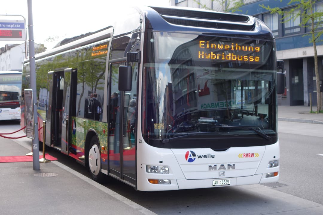 Hybridbus an der Haltestelle Wettingen Zentrumsplatz