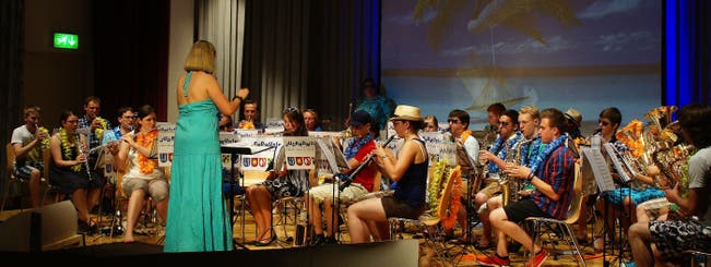 Die Crew des Kreuzfahrtschiffes «Melody» kleidet sich passend zur nächsten Destination in Hawaiihemden – dirigiert wird die Jugendmusik rechtes Limmattal von Mirjam Loeliger.