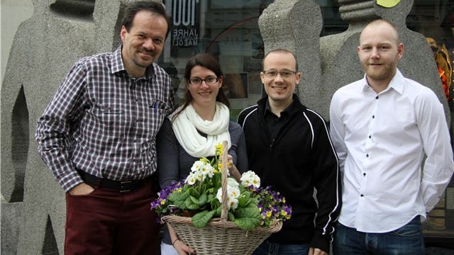Unter dem Lachen der Travaglini-Figuren wollen auch die Organisatoren von «Olten lacht» smilen. Von links Klaus Kaiser (Suteria), Sandra Ebneter (Aller Art Blumen), Tobias Meyer (HeinigerAG) und Mazze Frehner (Downstairs.)