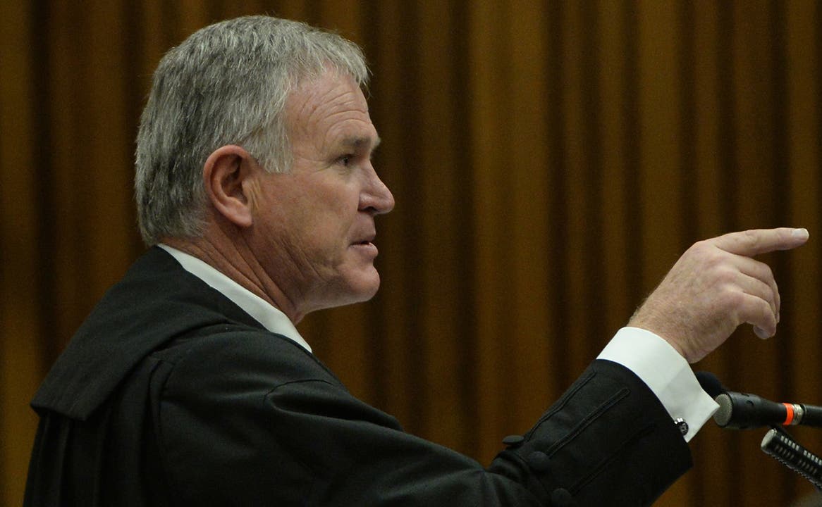 Pistorius' Verteidiger Barry Roux brachte die Polizei, welche bei Pistorius den Tatort sicherte, arg in Bedrängis.