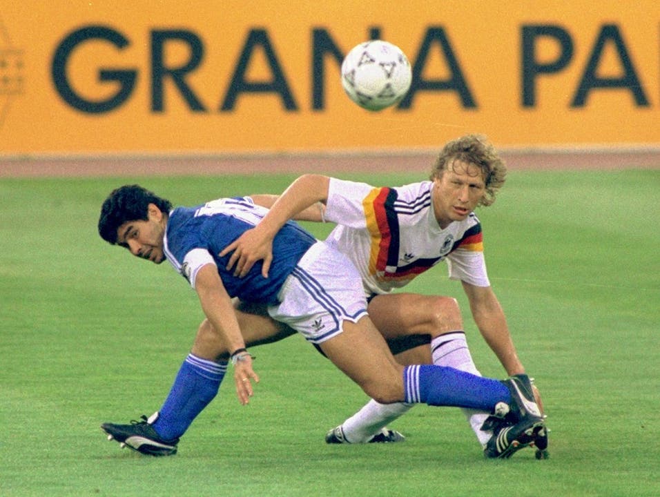 8. Juli 1990, in Rom (Italien), Final. Deutschland - Argentinien 1:0. Diego Maradona setzt sich gegen Guido Buchwald durch