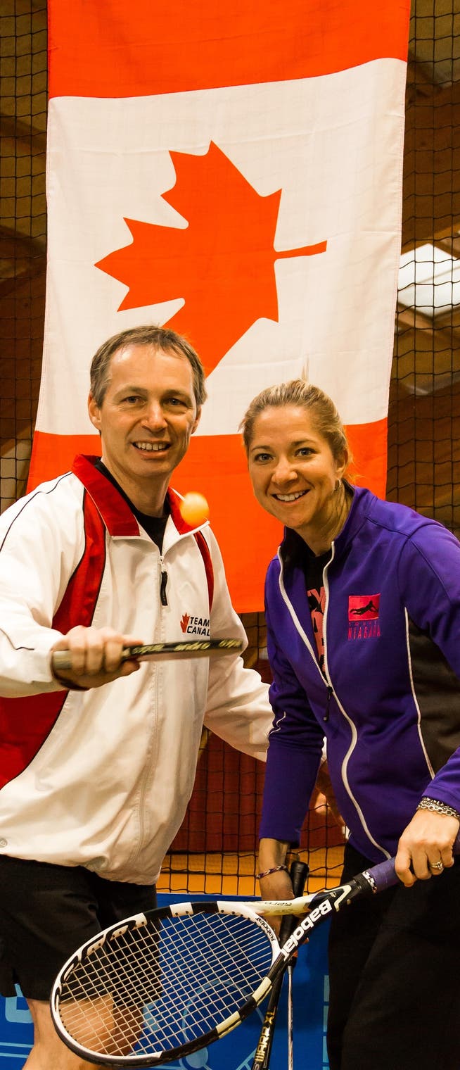 Dany Lessard und Kathy Carter vor der kanadischen Flagge im Sportcenter Vitis in Schlieren. fba